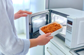 Esquentar suas refeições é uma das maiores facilidades do melhor microondas de 20 litros