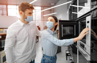 Casal escolhe um microondas para a cozinha